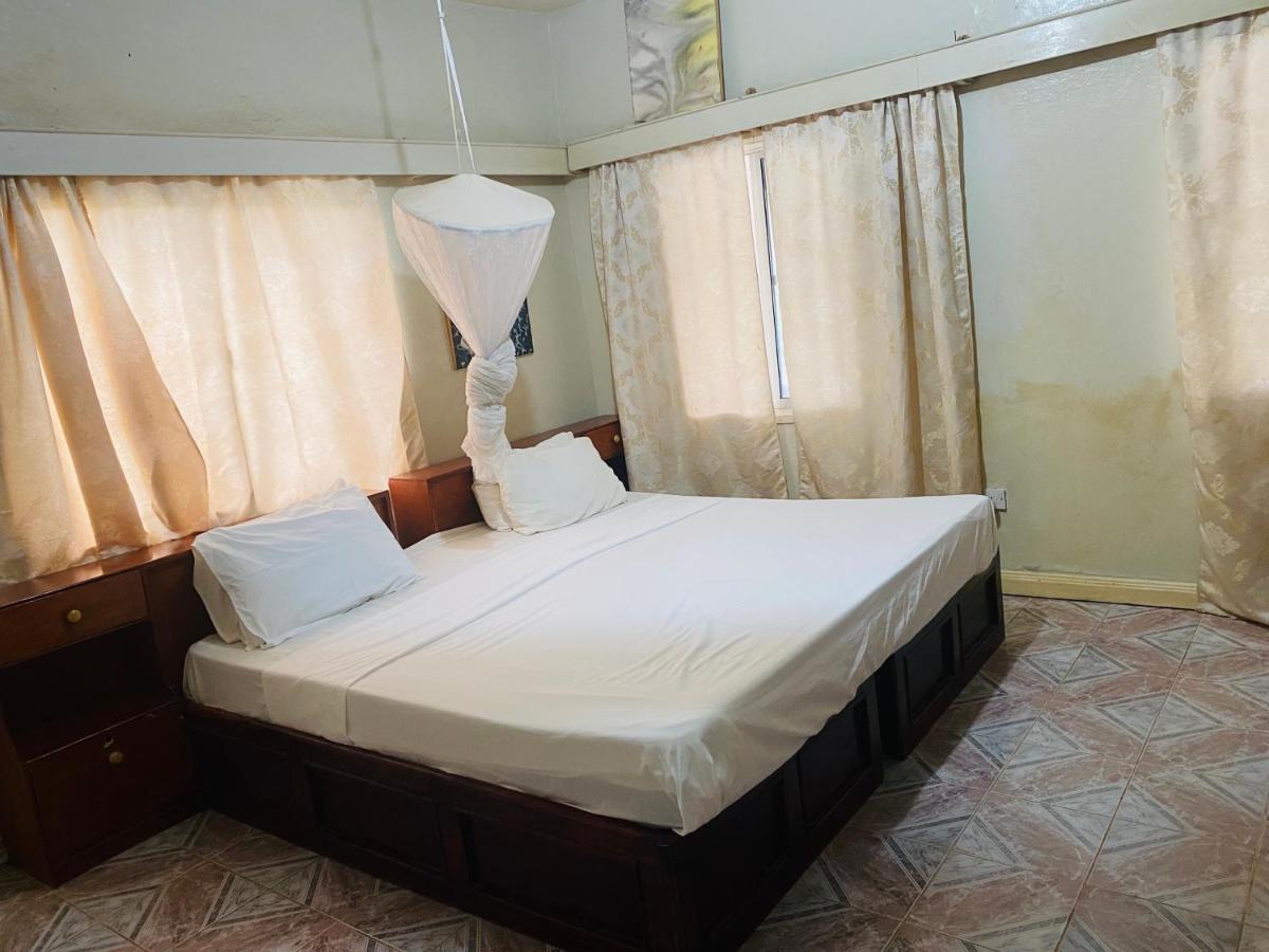 One World Village Guesthouse Bakau Buitenkant foto
