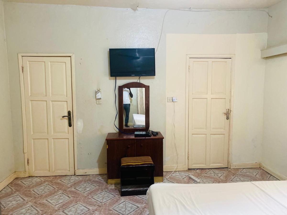One World Village Guesthouse Bakau Buitenkant foto